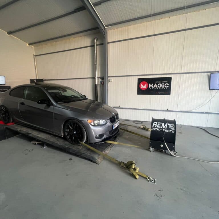 BMW Seria 3 Coupé gri fixat cu chingi pe standul dyno, cu unitatea de măsurare RemPerformance alături