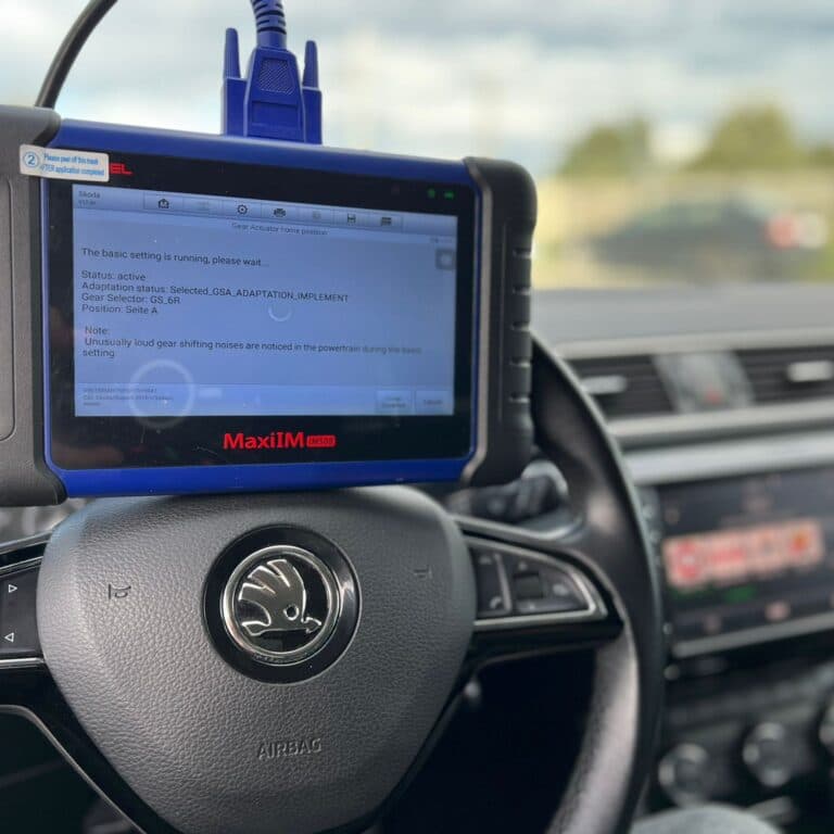 Tester Autel MaxiIM rulând procedura de adaptare a actuatorului de cutie pe un Škoda